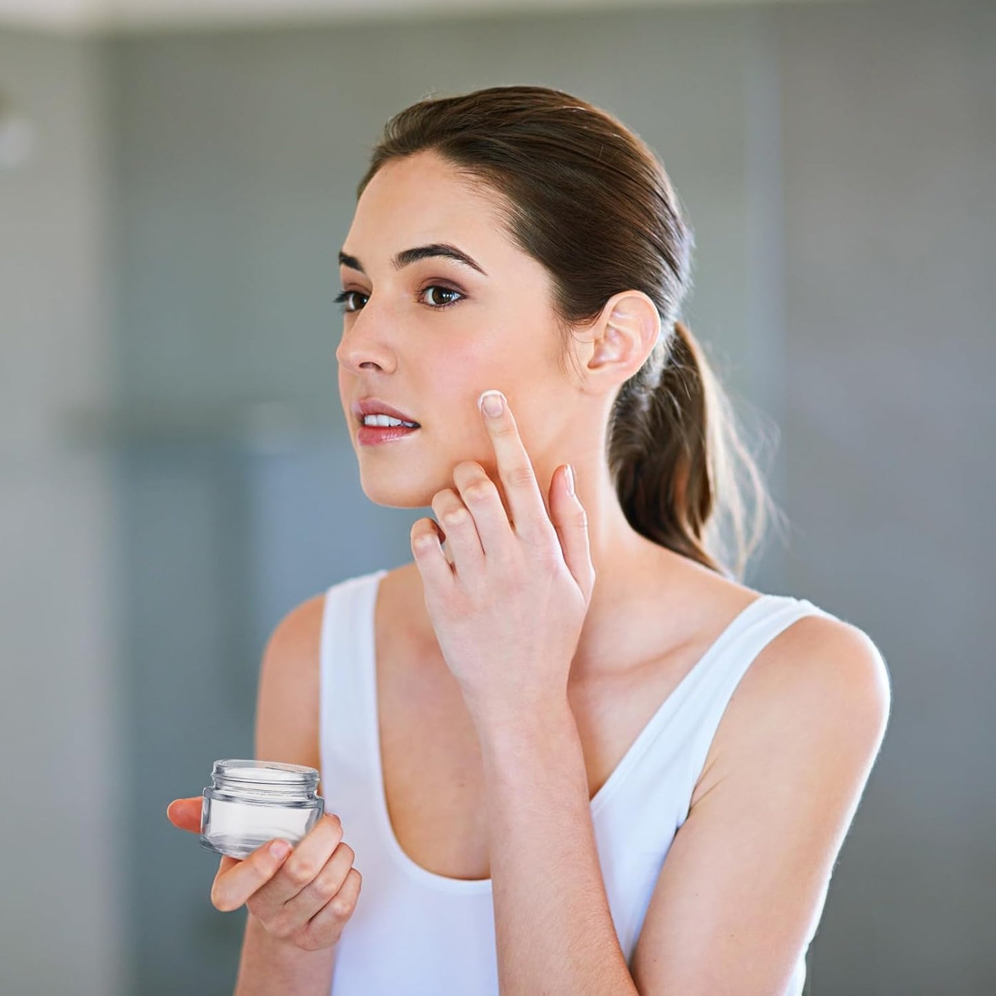 Domensi 100 Pcs 1 oz Glass Jars with Lids Bulk Round Glass Cosmetic Jars Lids 1 oz Small Travel Containers with Inner Liner for Lotions Powders Ointments Sample Cream(Clear, Black)-BrightBean Baby